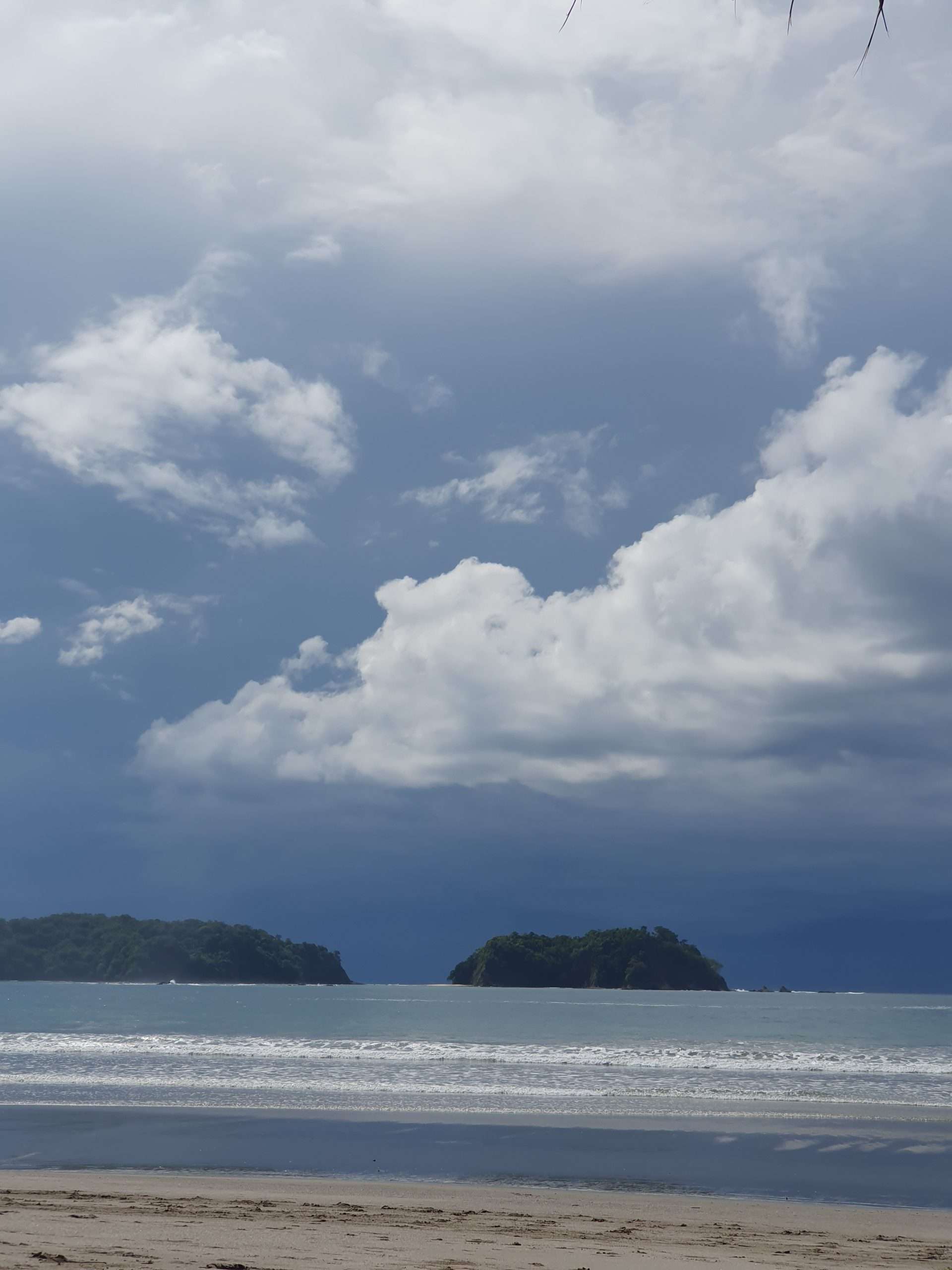 Dunkle Wolken ziehen auf